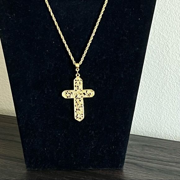 1928 Jewelry Company Cross Pendant Necklace Openwork Rose Pattern 30 In - Picture 6 of 9